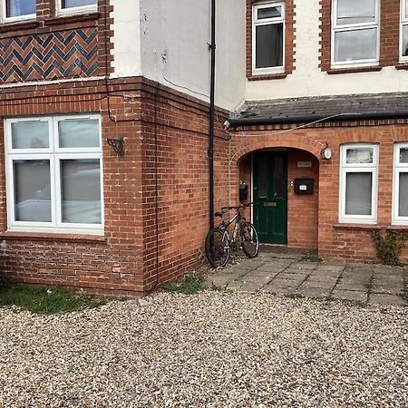 Two Bedroom, Off-Road Parking Ludgershall  Экстерьер фото