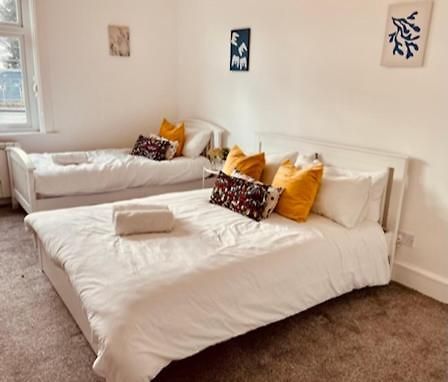 Two Bedroom, Off-Road Parking Ludgershall  Экстерьер фото