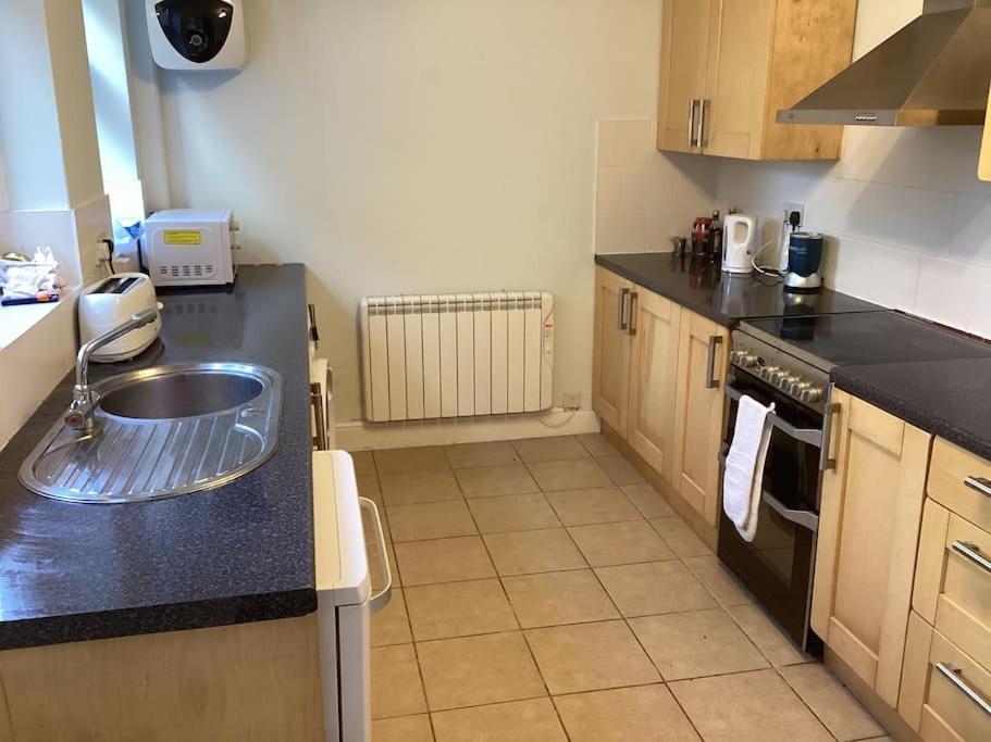 Two Bedroom, Off-Road Parking Ludgershall  Экстерьер фото