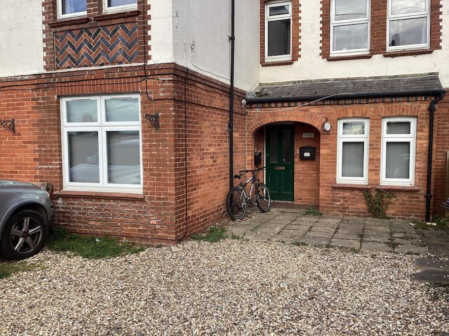 Two Bedroom, Off-Road Parking Ludgershall  Экстерьер фото