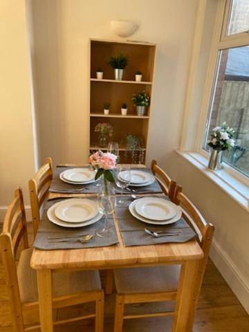 Two Bedroom, Off-Road Parking Ludgershall  Экстерьер фото