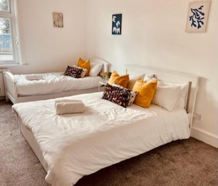 Two Bedroom, Off-Road Parking Ludgershall  Экстерьер фото