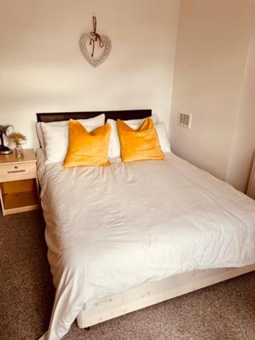 Two Bedroom, Off-Road Parking Ludgershall  Экстерьер фото